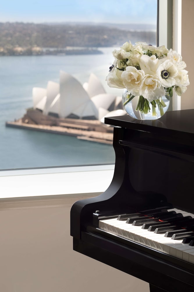Royal Suite, Club Lounge Access, Harbor View (High Floor)