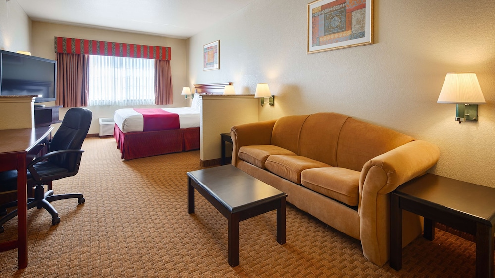 Suite, 1 King Bed, Non Smoking, Refrigerator & Microwave photo 2
