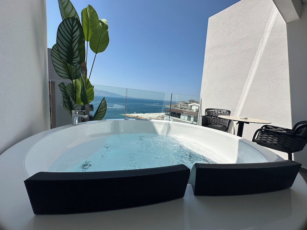 Queen Room with Jacuzzi and Sea View photo 3