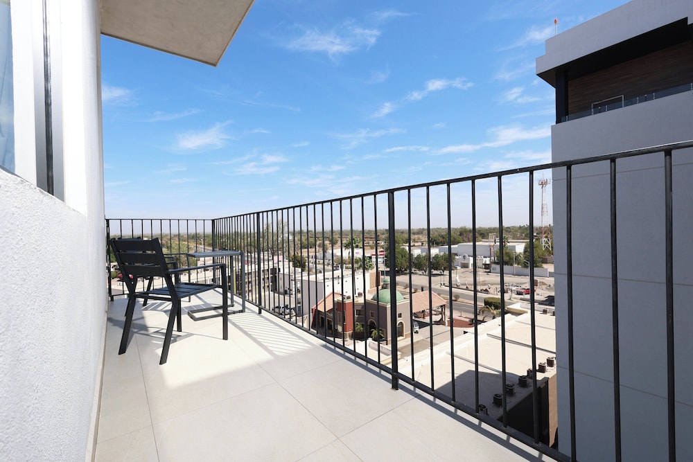Standard Room, 1 King Bed, Balcony - Photo 3