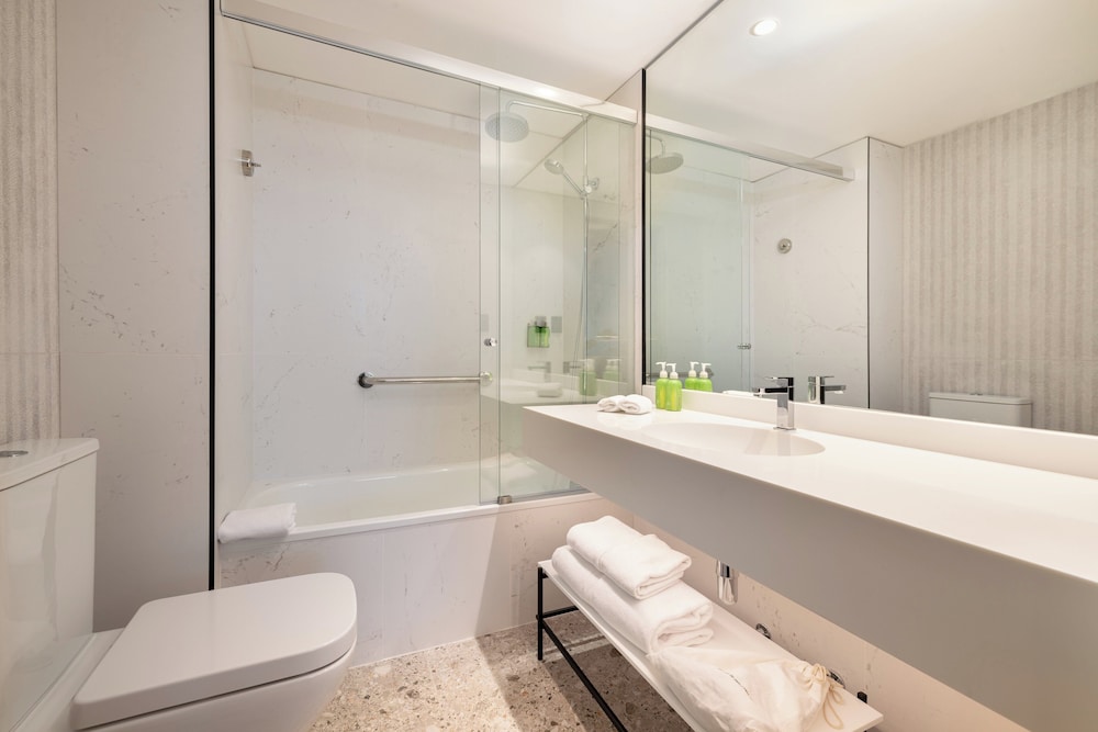 Standard Room, 1 King Bed, Mountain View (Shower Combination) - Photo 2