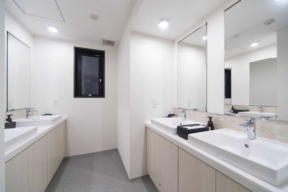 Family Room, Non Smoking, Shared Bathroom, For 6 Guests photo 3