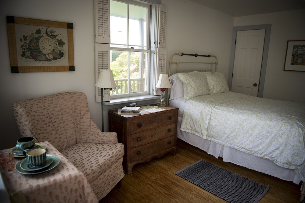 Standard Room, 1 Double Bed, Private Bathroom, Partial Ocean View photo 3