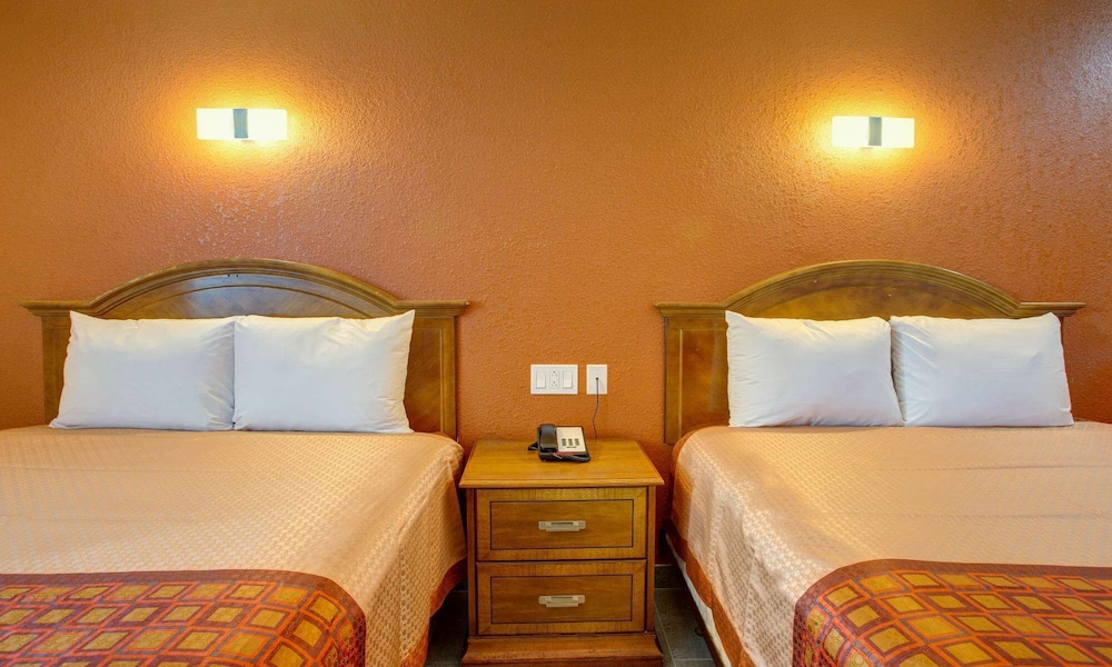 Standard Room, 2 Queen Beds, Non Smoking, Refrigerator & Microwave - Photo 9