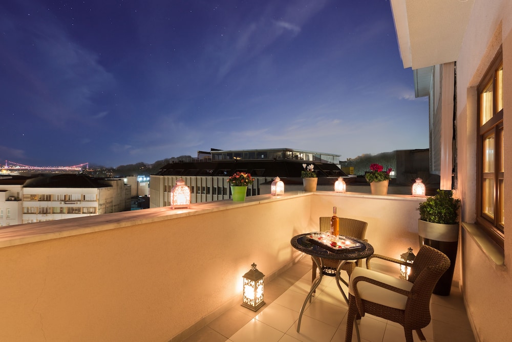Deluxe Room, Balcony, City View photo 3