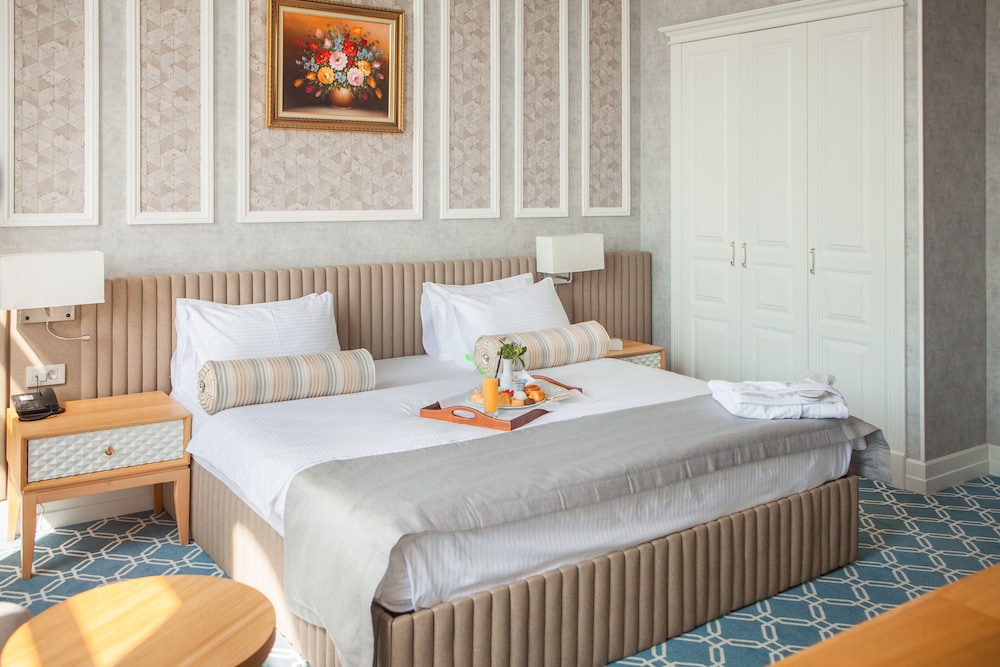 Deluxe Room, 1 King Bed - Photo 7