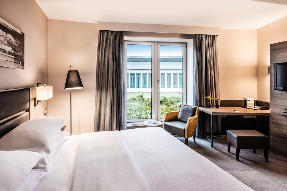 Premium Room, 1 King Bed - Photo 1