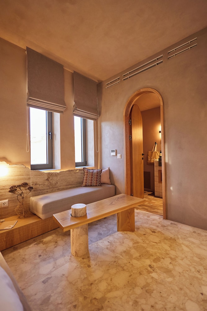 Standard Suite - Photo 16