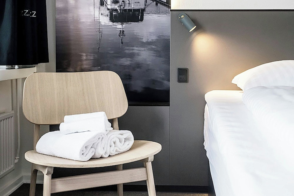Standard Twin Room, 2 Twin Beds, City View - Photo 8
