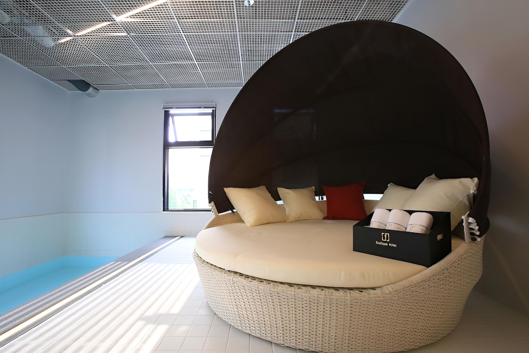 Room (Premium Royal Swimming Pool (Netflix ) - Photo 8