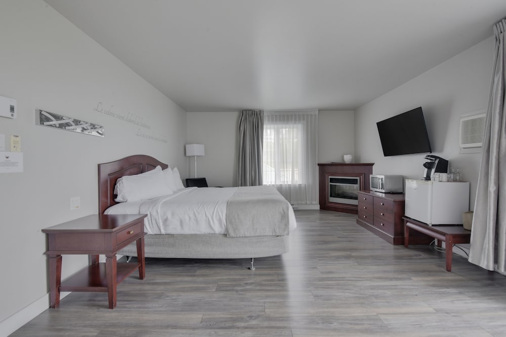 PAVILION SECTION | Economy Room, 1 Queen Bed, Balcony, Courtyard View - Photo 1