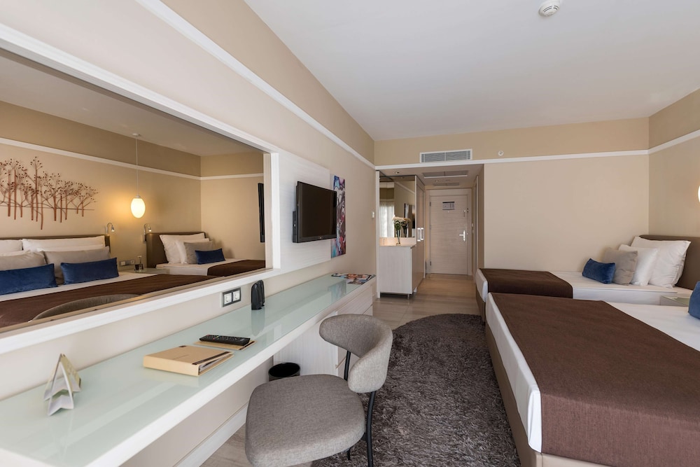 Standard Quadruple Room, Pool Access