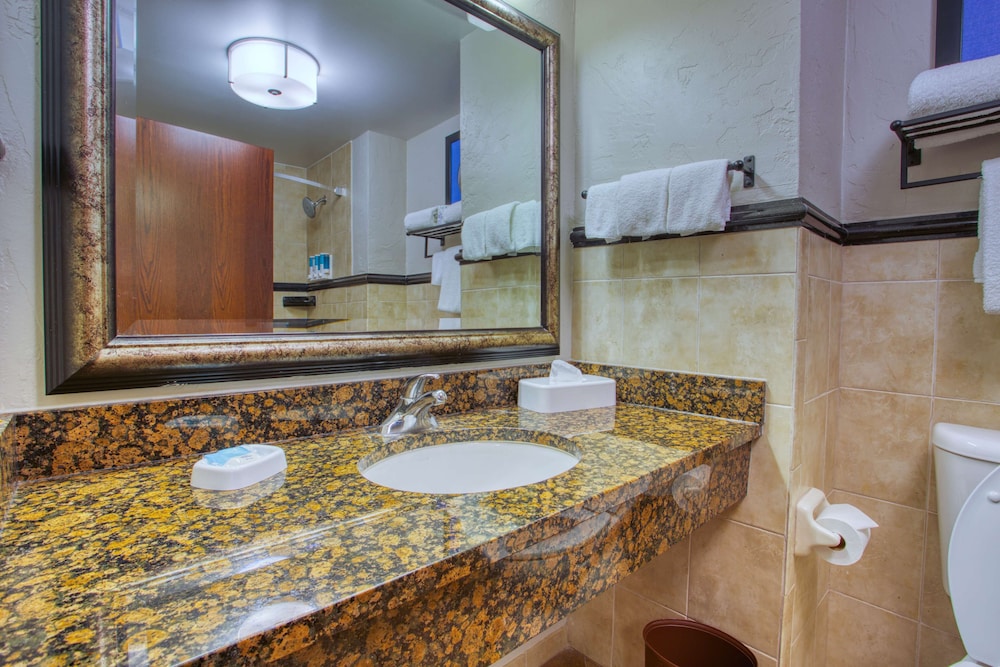 Suite, 1 King Bed, Refrigerator & Microwave (Upper Floor) - Photo 6