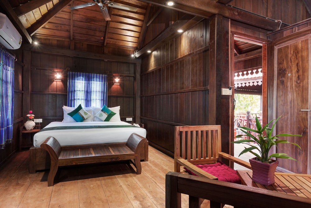 King Suite Room with Bathtub