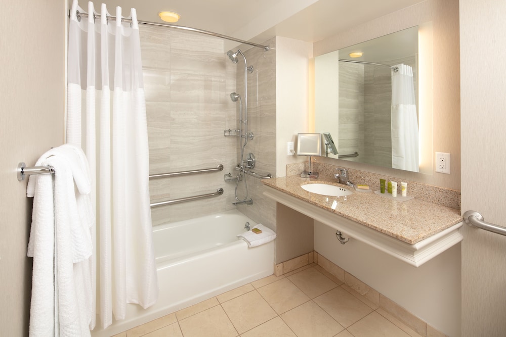 Deluxe Room, 2 Queen Beds, Accessible, Bathtub photo 2