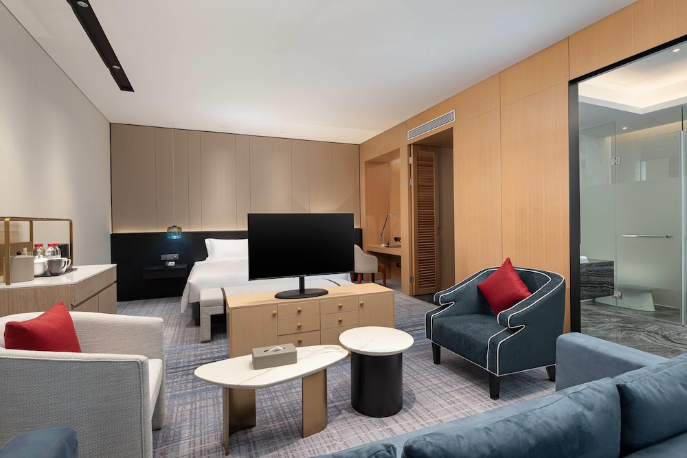 Deluxe Suite, 1 King Bed, Smoking