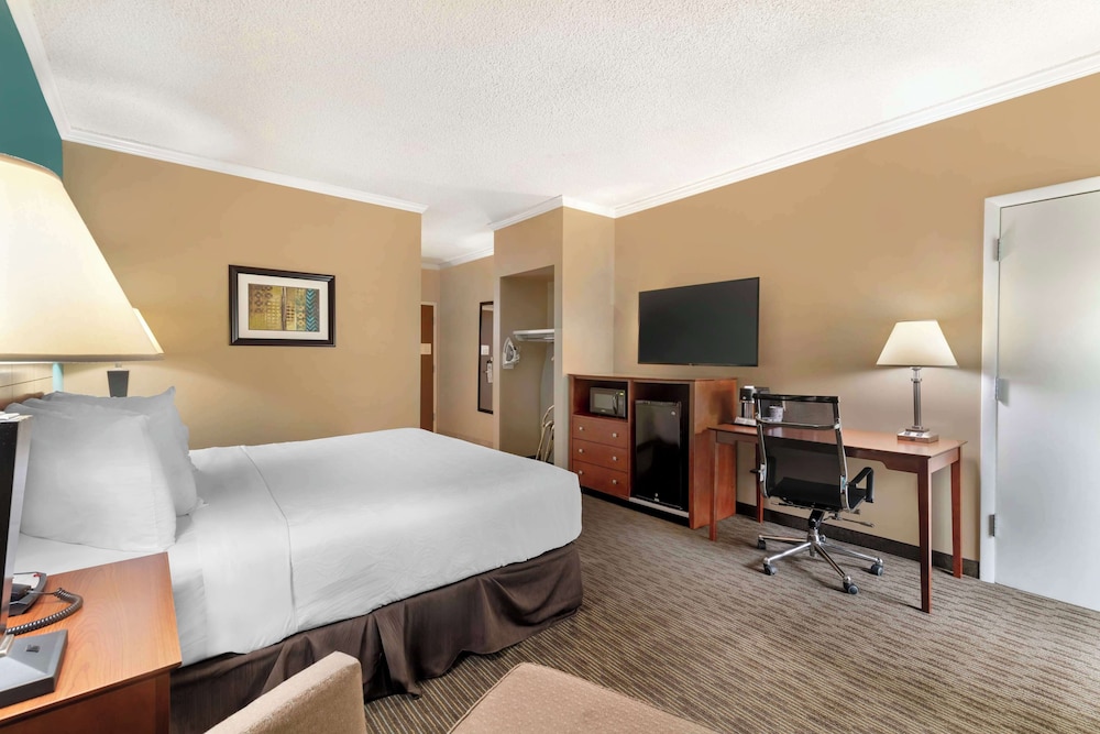 Suite, 1 Queen Bed, Non Smoking, Jetted Tub - Photo 2
