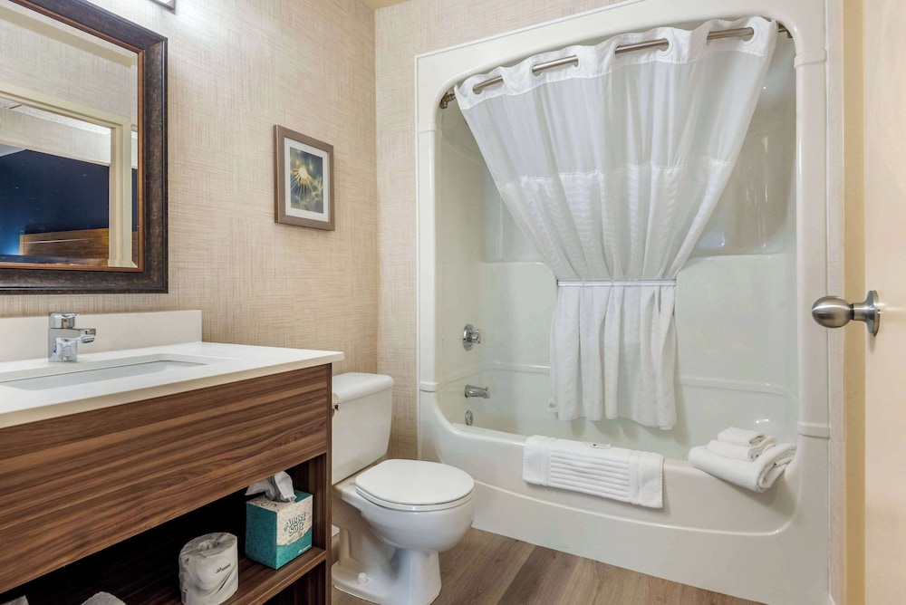 Suite, Non Smoking (1 King Bed, 1 Double Bed) - Photo 8