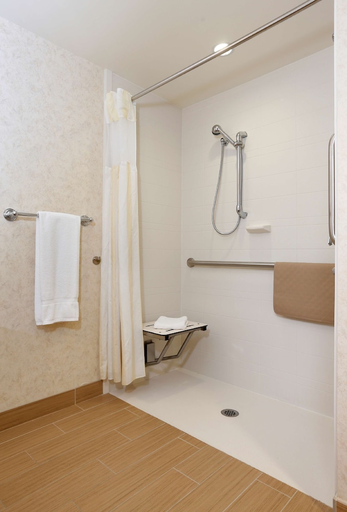 Room, 1 King Bed, Accessible (Mobility/Hearing, Roll-in Shower) photo 3