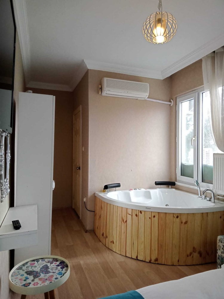 Jakuzili Standart Oda photo 2