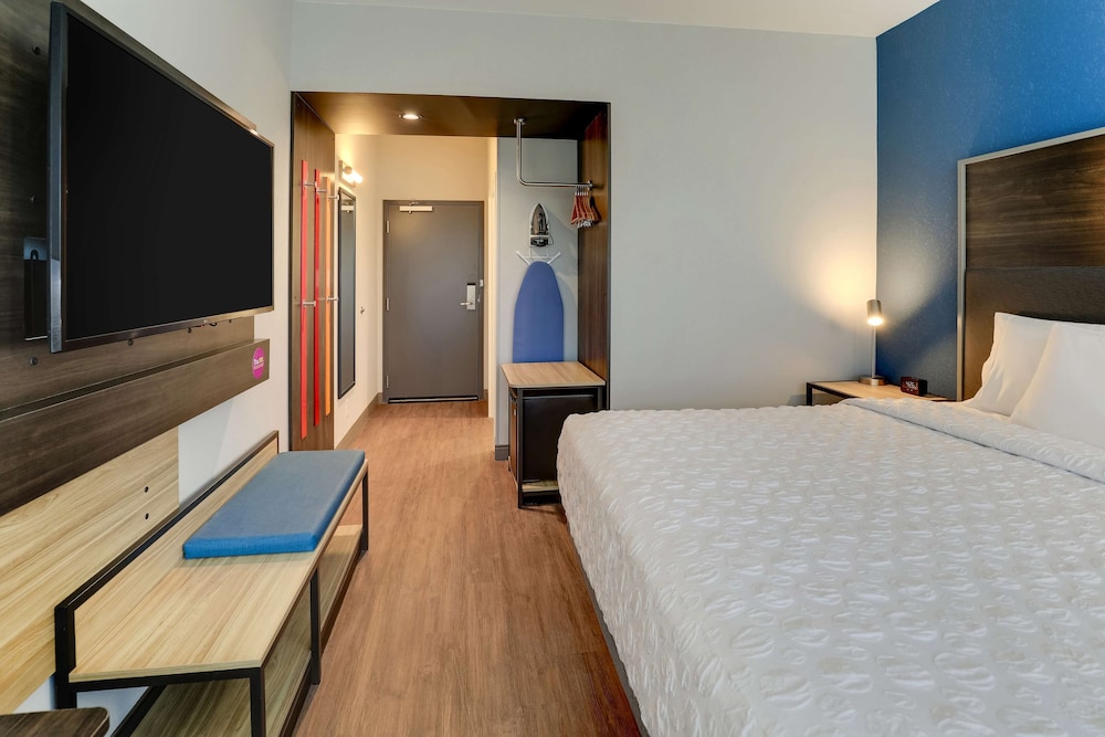 Room, 1 King Bed, Accessible (Hearing) - Photo 7