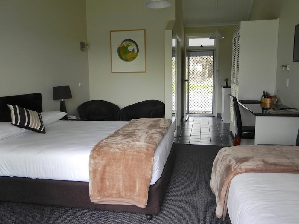Deluxe Room -  Queen and Single photo 2
