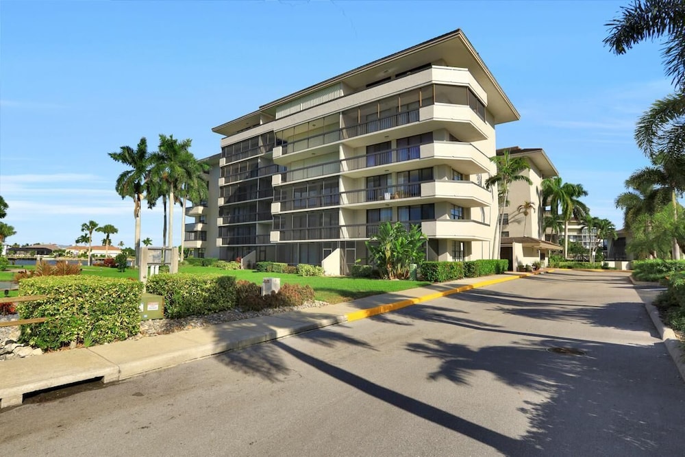 Condo, 1 King Bed with Sofa bed (Condo with pool, view of Clam Bay and)