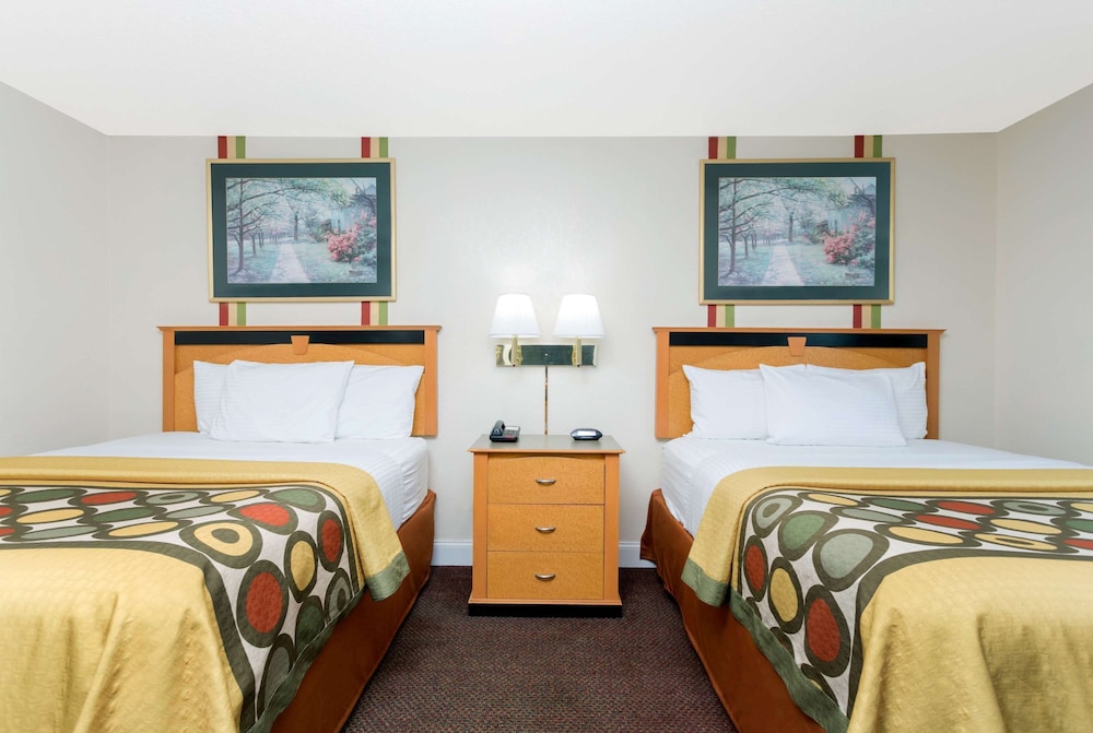 Standard Room, 2 Queen Beds - Photo 3