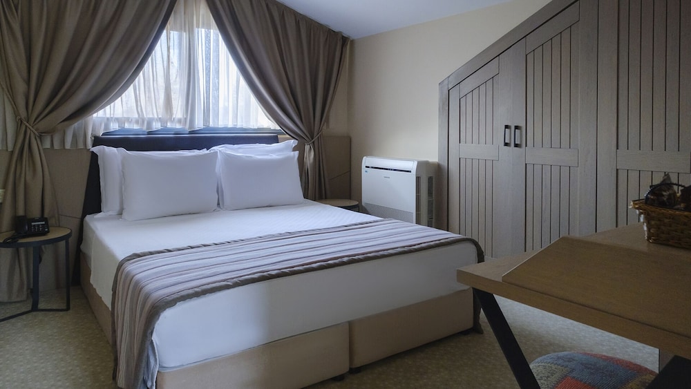 Standard Room, 1 Queen Bed