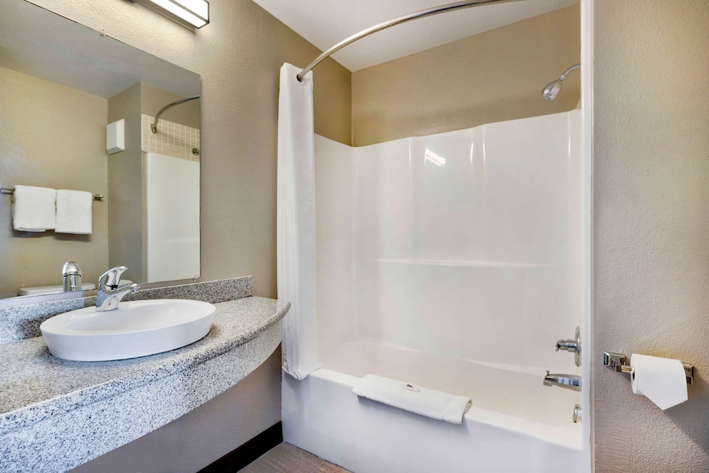 Deluxe Room, 1 King Bed, Non Smoking, Refrigerator & Microwave - Photo 5