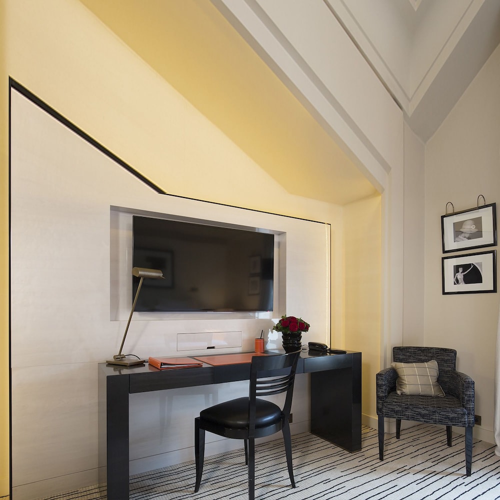 Suite, 1 King Bed, City View photo 2