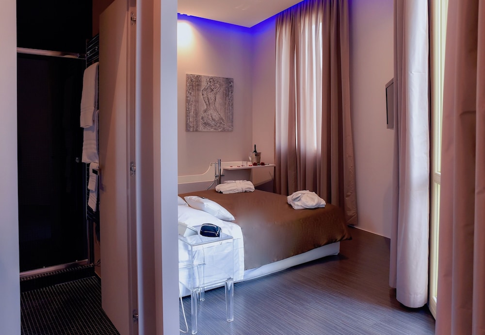 Luxury Suite, 1 Bedroom, Balcony - Photo 1