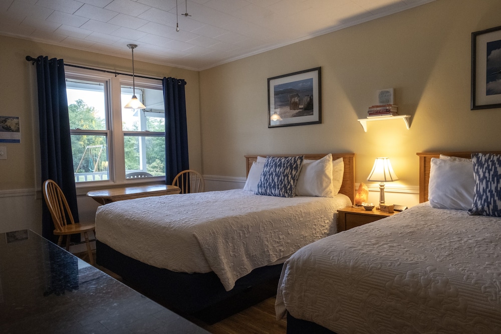 Comfort Room, 2 Queen Beds, Lake View photo 2