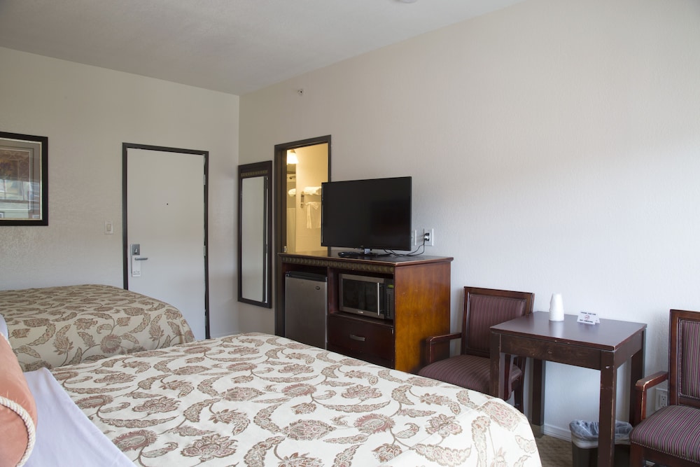 Standard Room, 2 Queen Beds - Photo 3