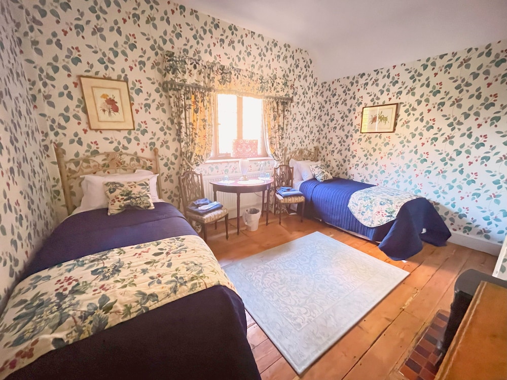 Standard Twin Room, Private Bathroom (Latham) photo 2