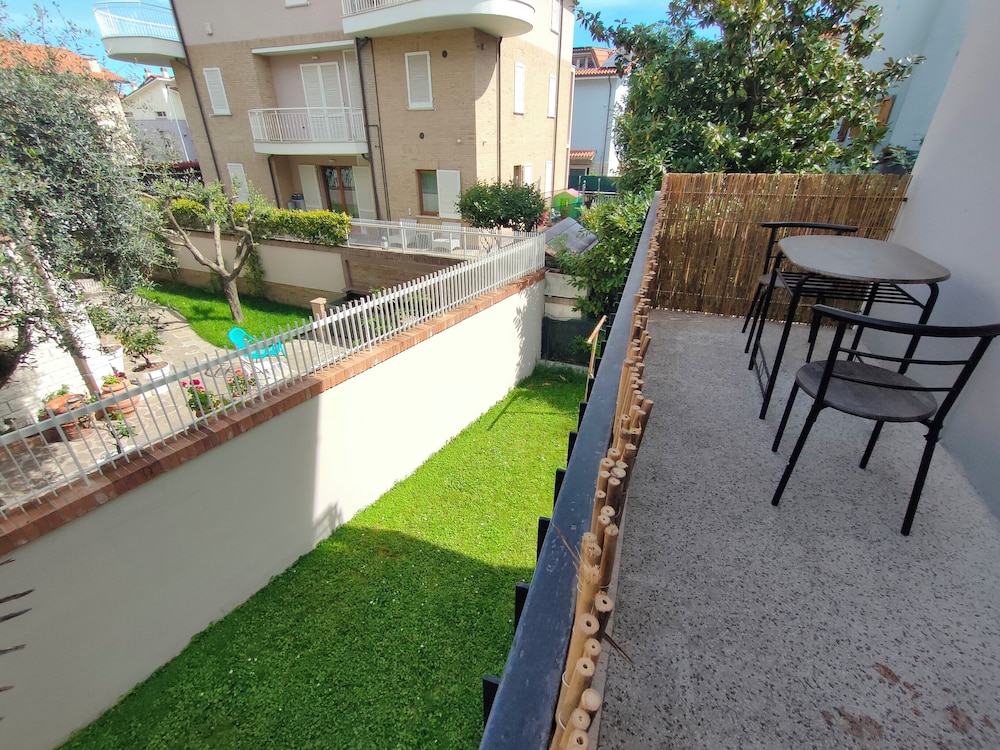 Family Room, Garden View photo 3