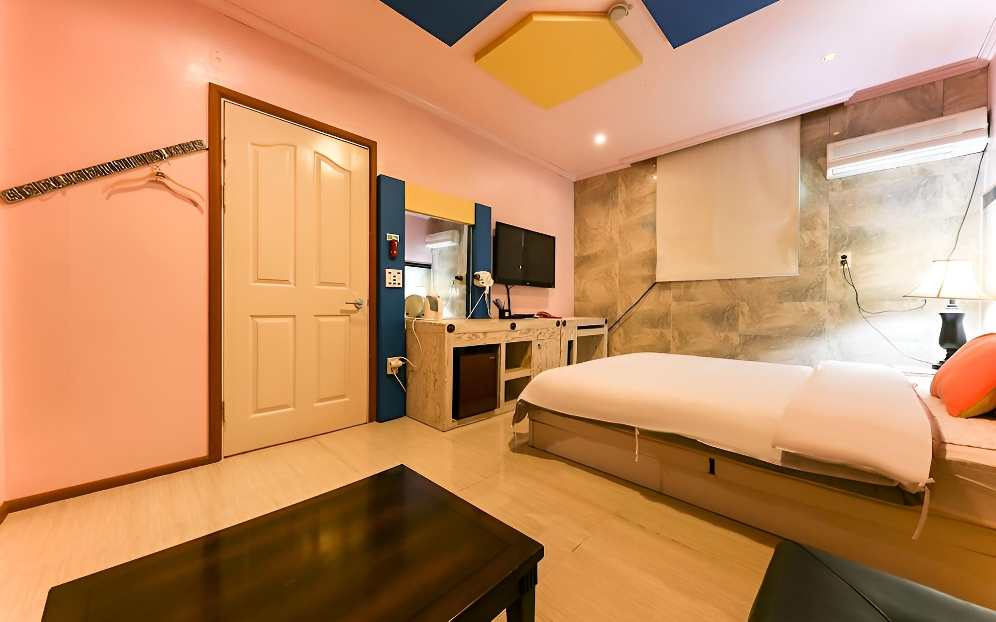 Room (Standard Room) - Photo 13