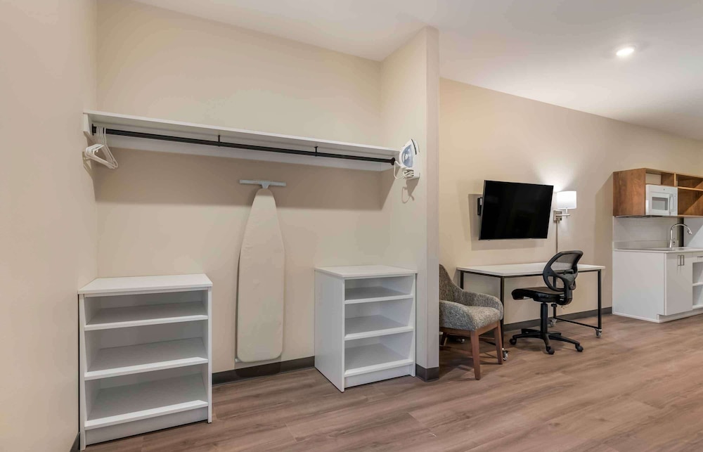 Premium Studio, 2 Queen Beds, Non Smoking, Refrigerator & Microwave photo 3