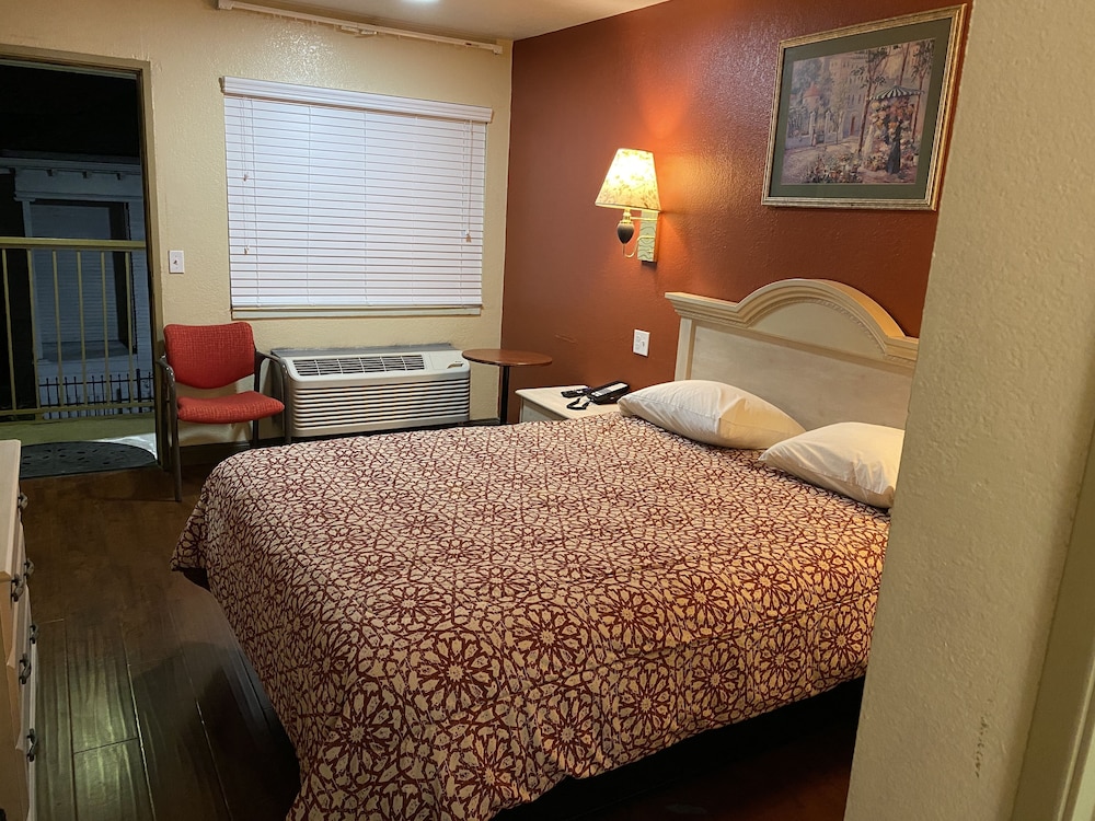 Standard Room, 1 Queen Bed photo 3