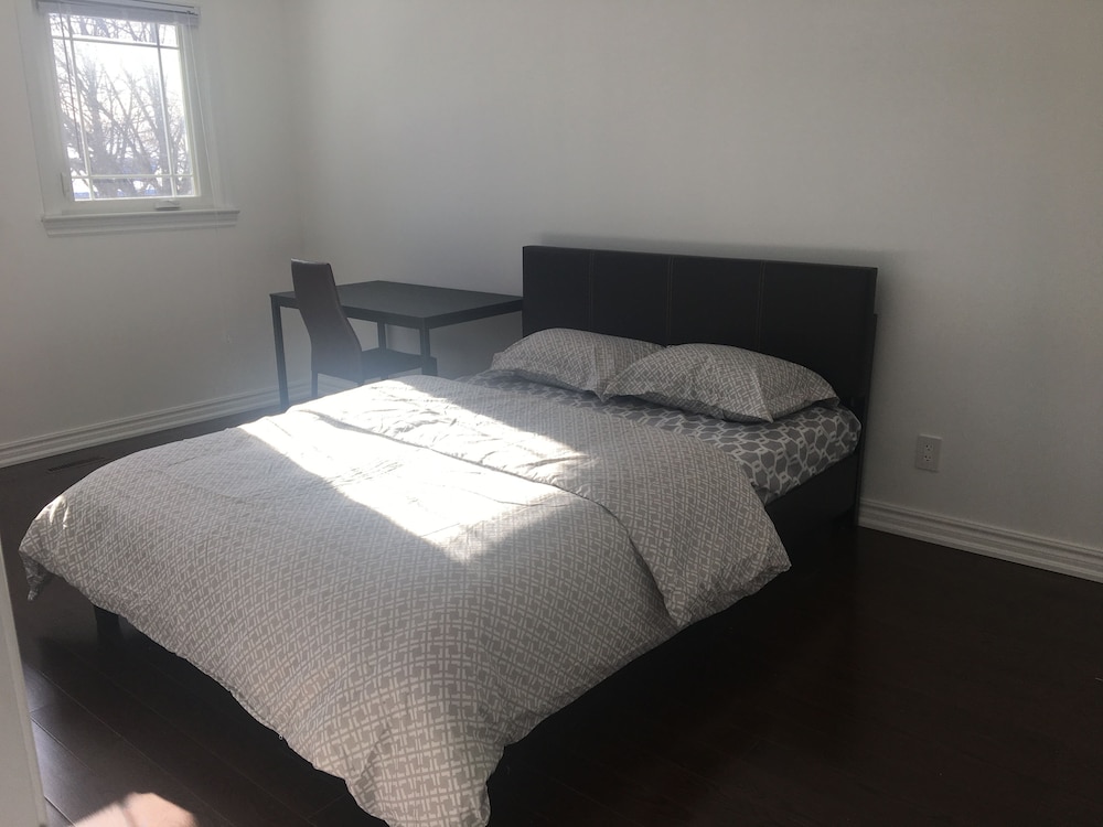 Economy Room, 1 Queen Bed photo 1