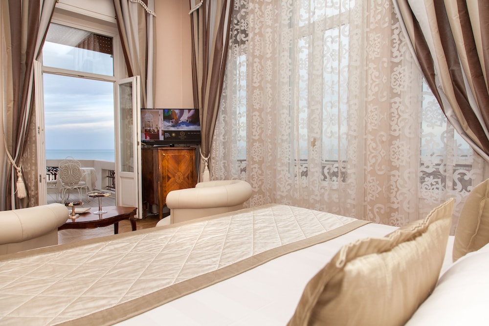 Deluxe Double or Twin Room - Photo 5