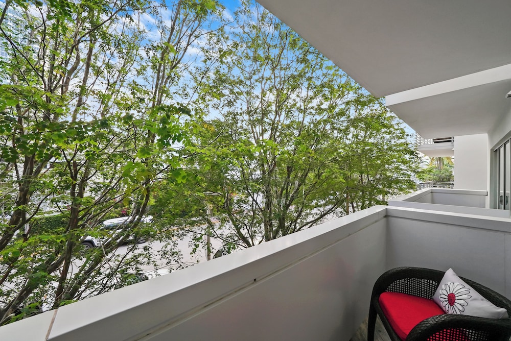 Superior Double Queen Balcony - Photo 7
