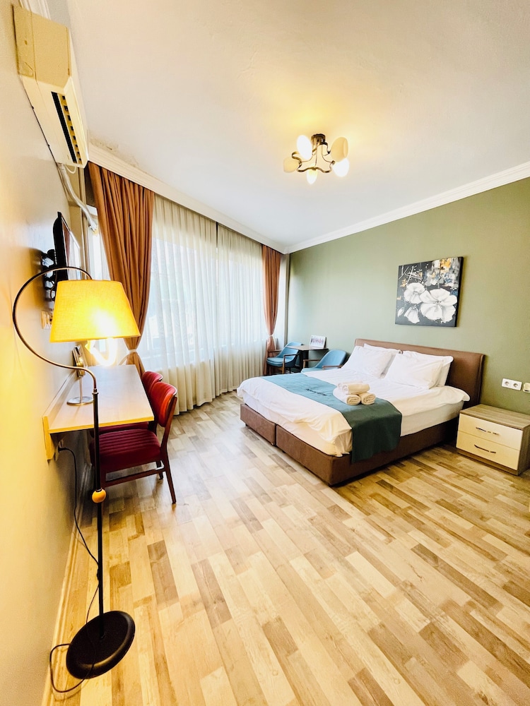 Suite, 1 King Bed - Photo 4