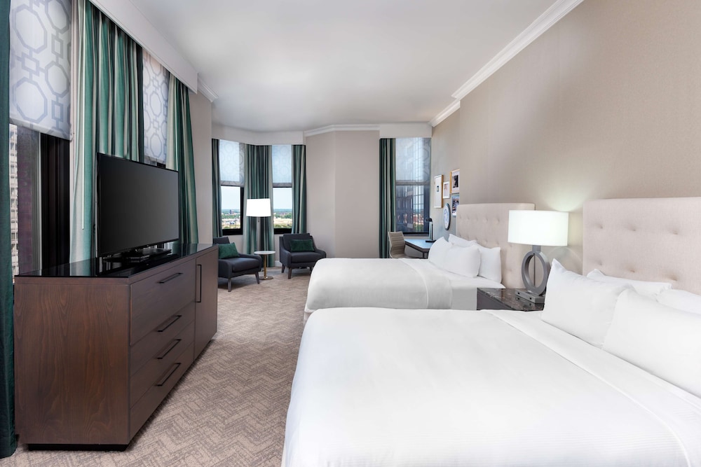 Premier Corner Room, 2 queen Beds, City View, Non-smoking - Photo 1