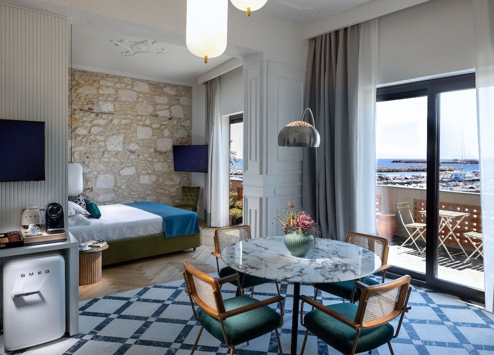 Double Room, 1 King Bed, Sea View, Tower photo 1