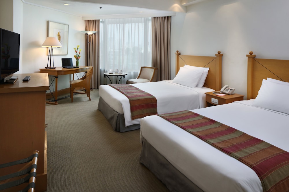 Deluxe Room Twin Beds - Photo 1