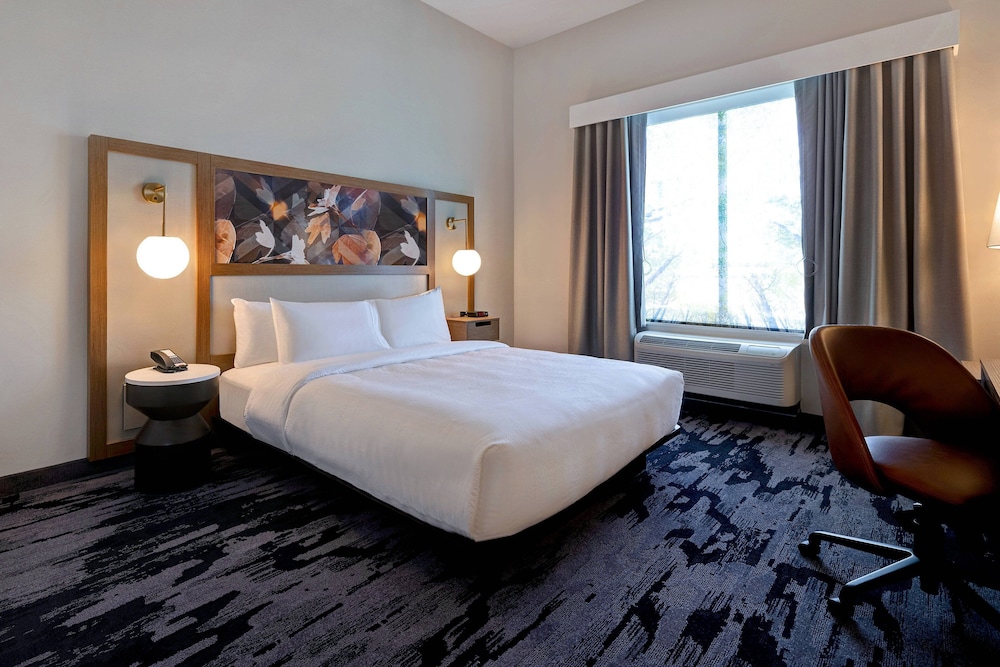 Room, 1 King Bed (Mobility/Hearing Access, Roll-in Shwr) - Photo 2