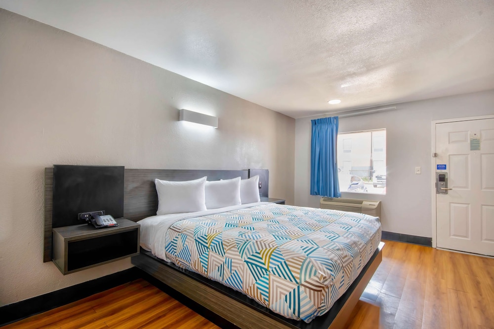 Standard Room, 1 King Bed, Non Smoking - Photo 2