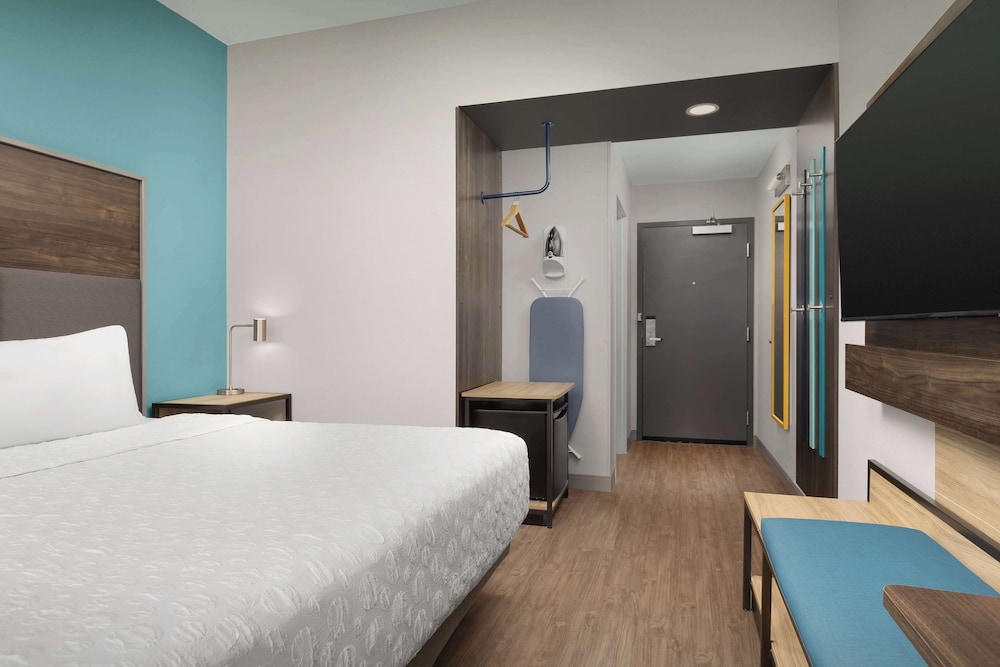 Room, 1 King Bed - Photo 3