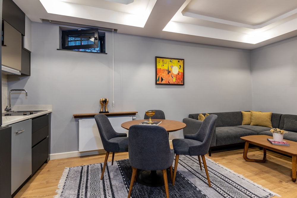 Grand Suite (Half Basement with 2 Small Windows) photo 2